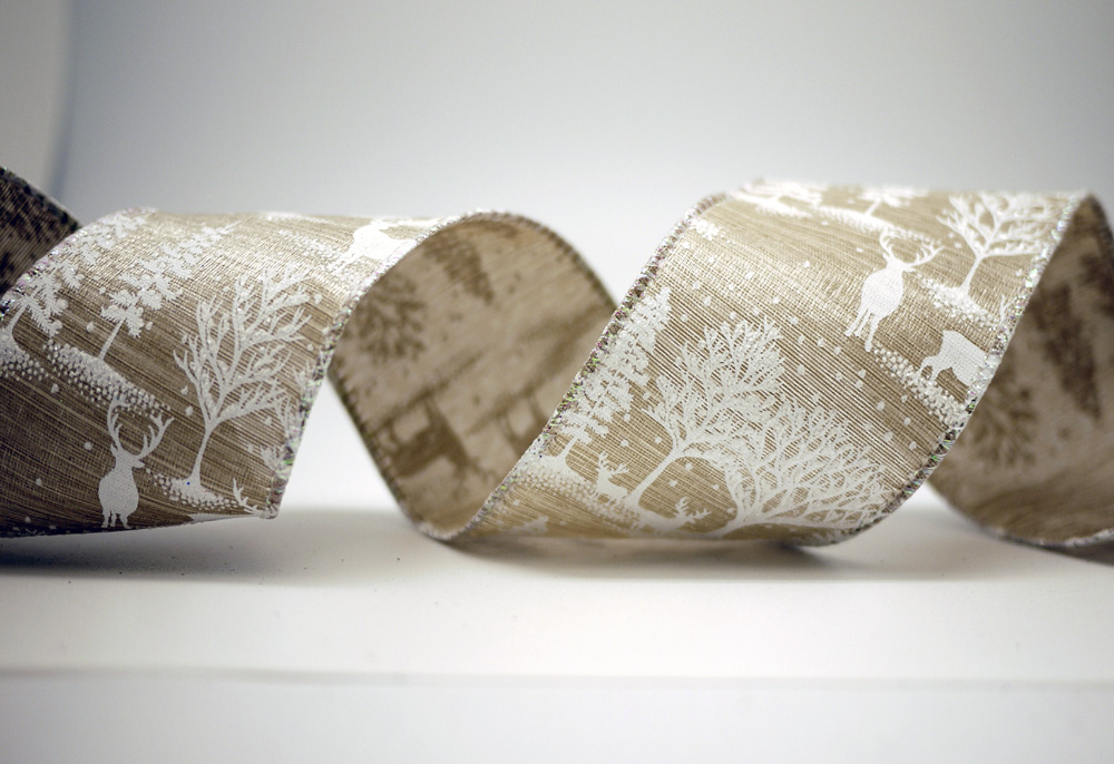 Nastro di cervo e albero di Natale