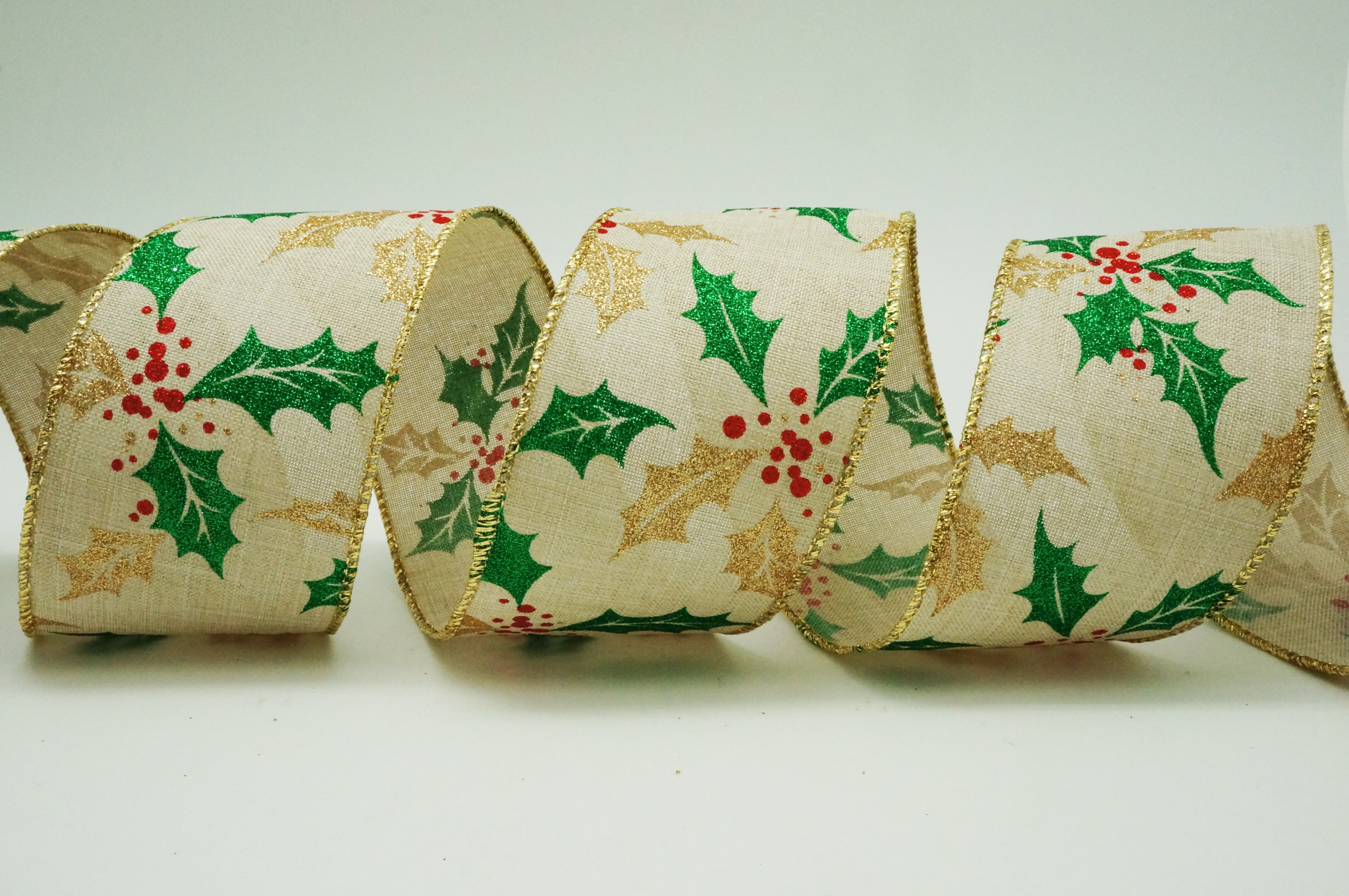 Nastro di Natale con bacche e foglie di agrifoglio