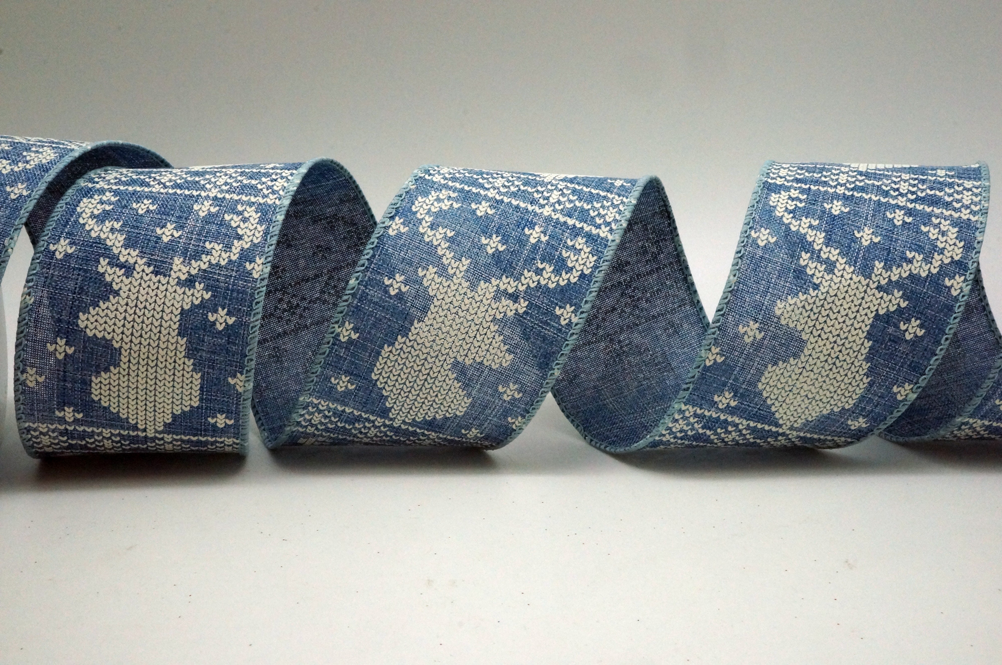 Wstążka z haftowaną głową renifera