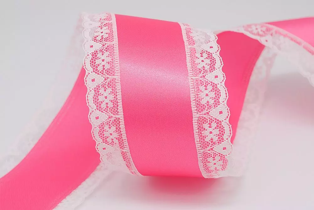 Сатиновая лента с кружевным краем шириной 68 мм