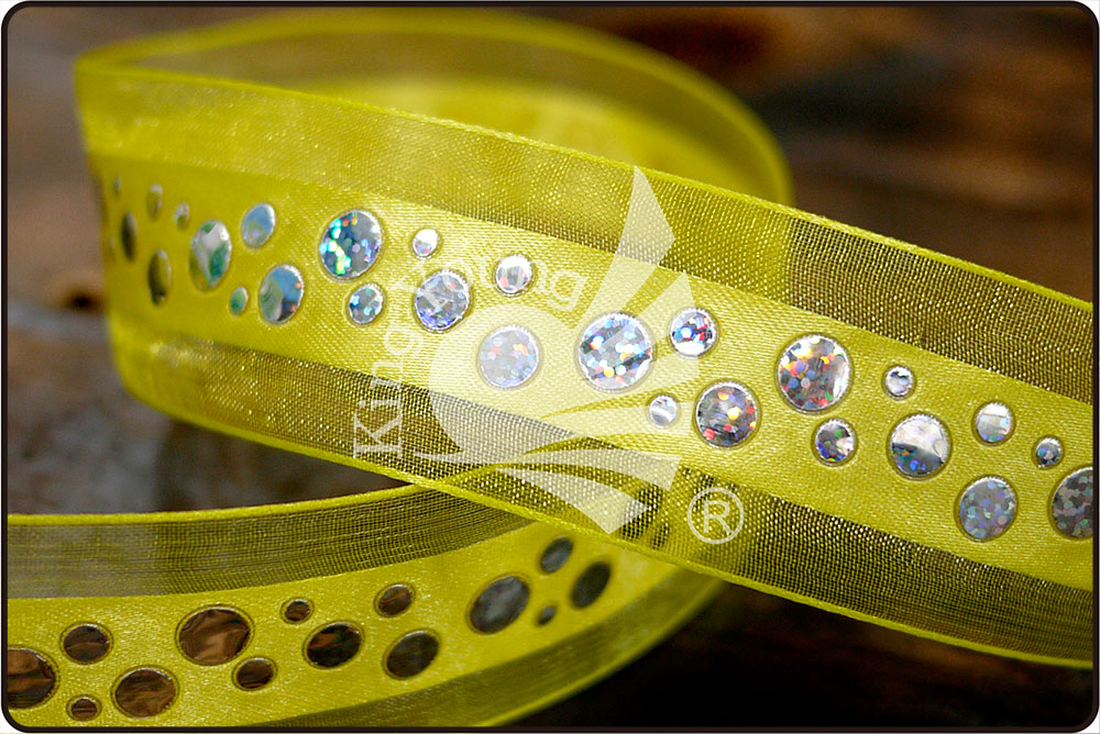 Paljetteja läpikuultavalla reunalla satiininauha