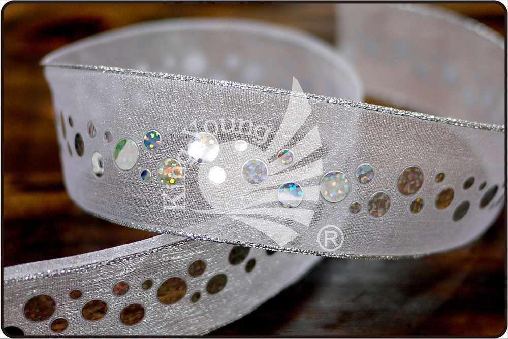 Hopeinen reunus läpikuultava nauha, jossa paljetteja