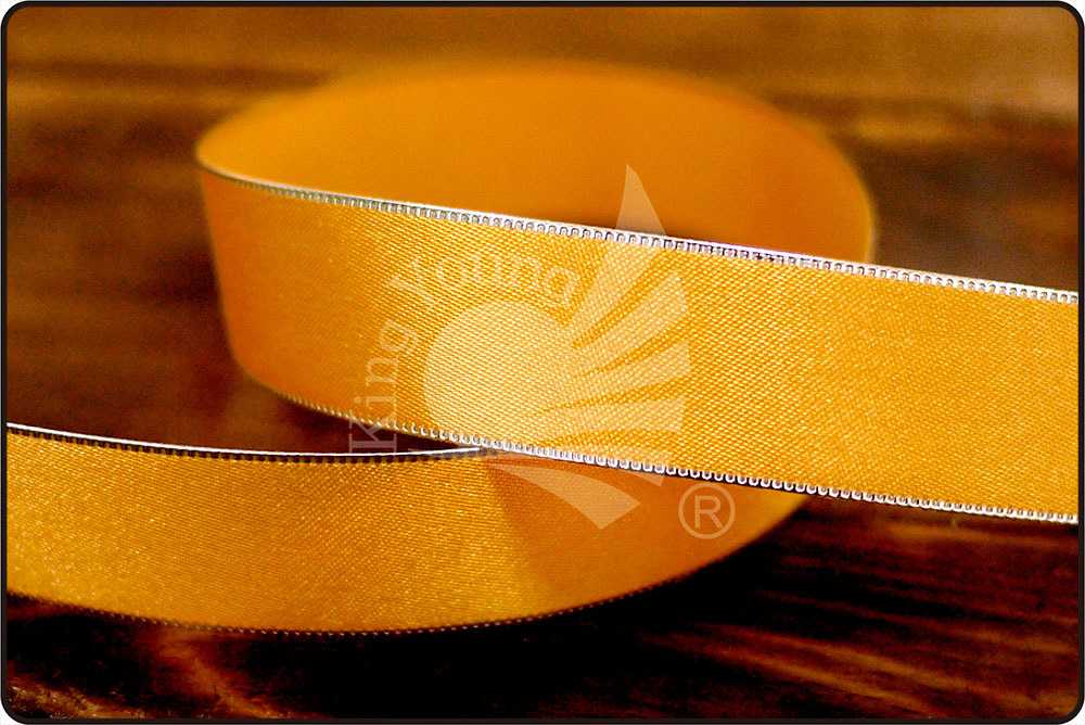 Satijnen lint met gesneden rand