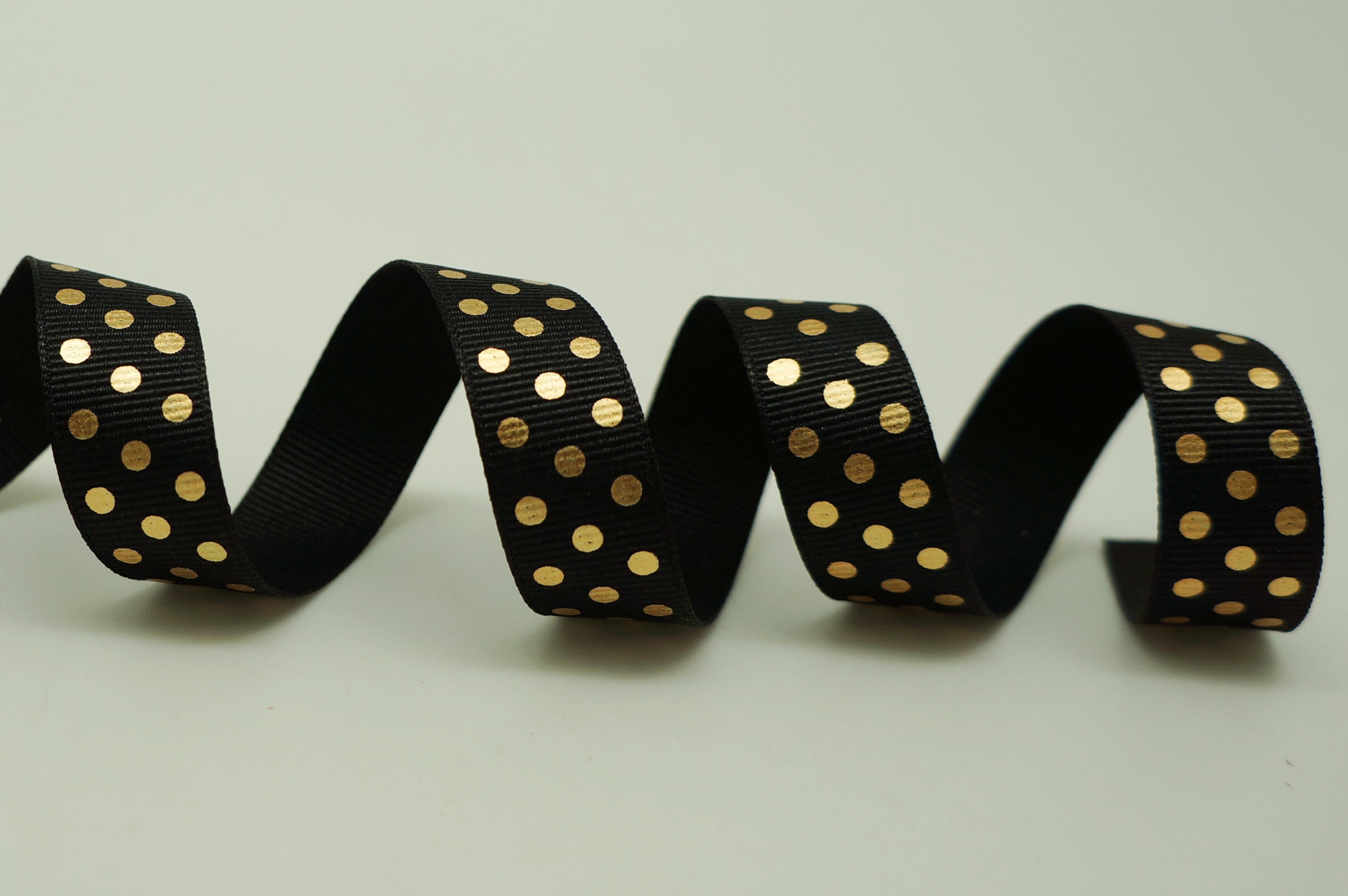 Лента с золотыми точками