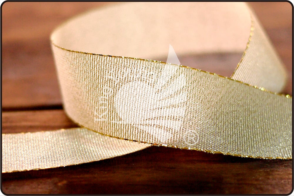 Vaalea kulta metallinen nauha