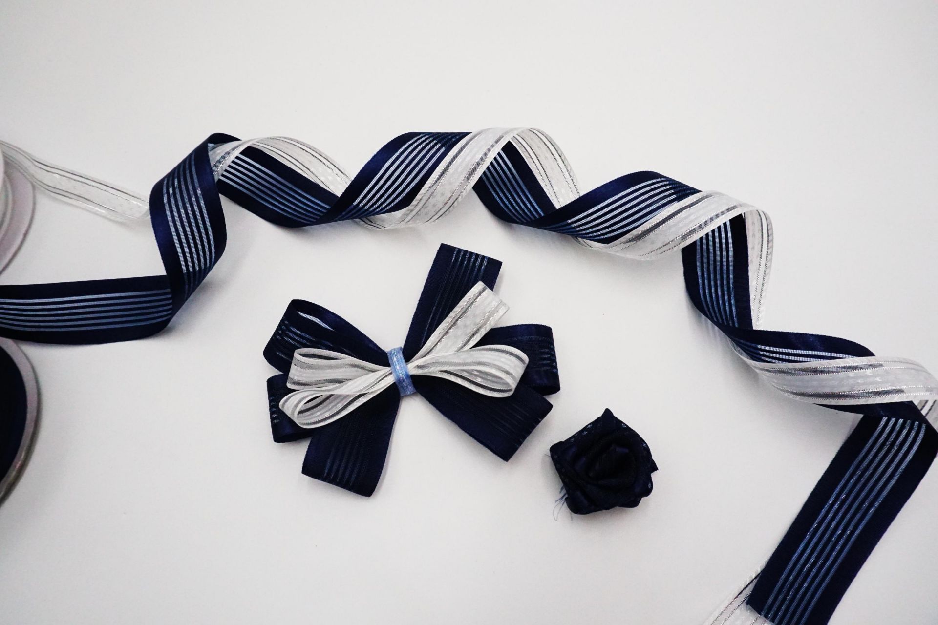 Donkerblauw met witte doorschijnende lint set | Verhef uw ambachten met  luxueuze satijnen linten, image size:1920x1280