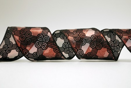 Aksamitny wzór na przezroczystej, metalicznej wstążce - Aksamitny wzór na przezroczystej, metalicznej wstążce