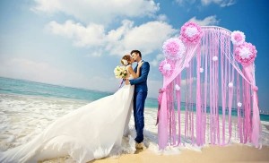 Rózsaszín virágos esküvői ív