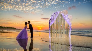 Romantischer lila Hochzeitsbogen
