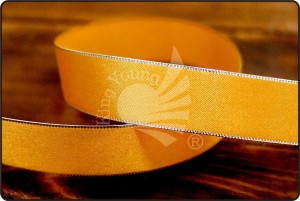 Satynowa wstążka z obciętymi krawędziami - Satynowa wstążka z obciętymi krawędziami