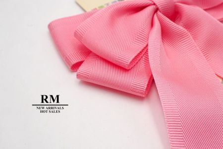 Lazo de cinta de grosgrain rosa con diseño lateral y 6 lazos_BW636-DK0094-201