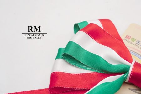 Трехцветная атласная лента в красном, зеленом и белом цветах с 6 петлями - BW636-K1087-1