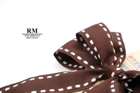 Lazo de cinta de grosgrain marrón con costura blanca y 6 bucles_BW636-K1284W-15