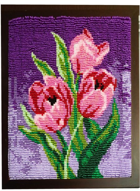 COLAGEM DE OBRAS DE ARTE EM FITA - Obra de arte semelhante a tulipas feita com fitas de cetim