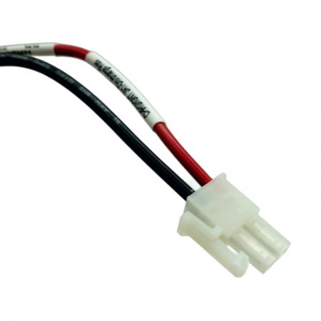 ケーブルアセンブリ上の4.2mmピッチのMolex 39012020コネクタのクローズアップ。