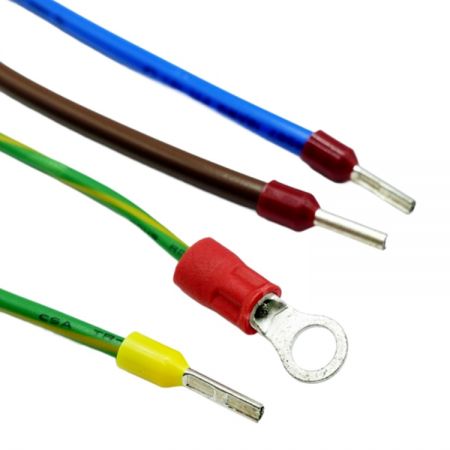 Close-up van meerkleurige geïsoleerde terminaldraden, die maatwerk tonen.