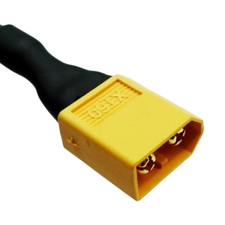 صورة مقربة لموصل JST ZER-04V-S، مثبت بإحكام على كابل KVC-36.