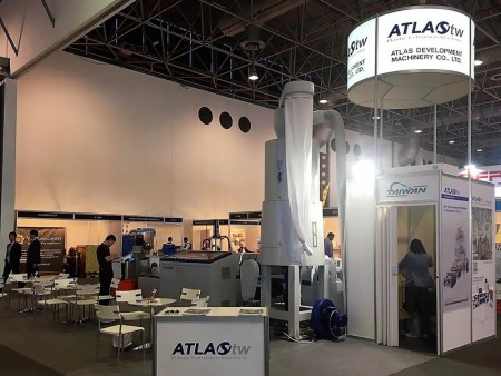 La máquina de reciclaje de plástico de tipo de alimentación lateral WPF de Atlas en Plastivision Arabia 2017