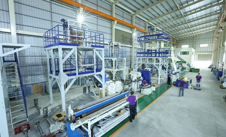 Mesin film bertiup di pabrik