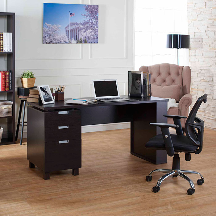 Kancelář, psací stůl, tři zásuvky, tmavě hnědý, jednoduchý design.