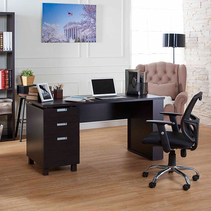 Kancelář, psací stůl, tři zásuvky, tmavě hnědý, jednoduchý design.