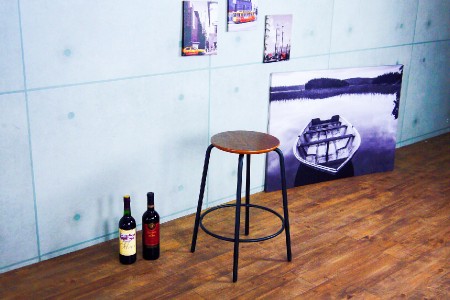 Style industriel de chaises de bar en bois - Chaises de bar en noyer de style industriel avec une touche de mode.