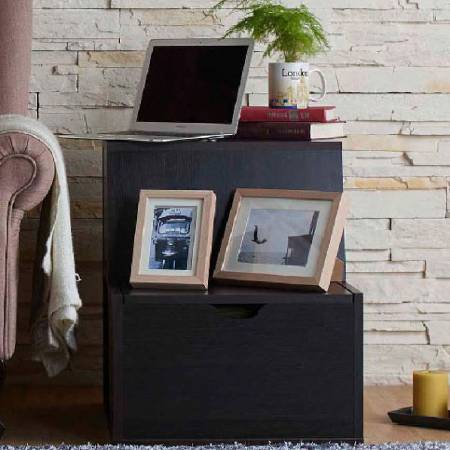 Více designových nápadů v jednom těle odkládacího stolku.