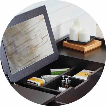 Tmavá mřížka na pracovní ploše pojme jemnější soukromé věci.