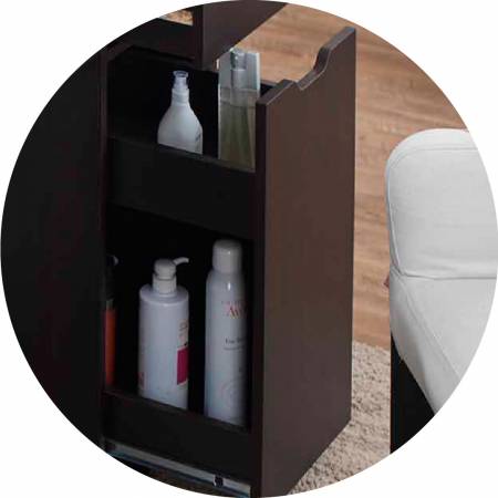 Na boku zásuvky vidíte umístění předmětů.