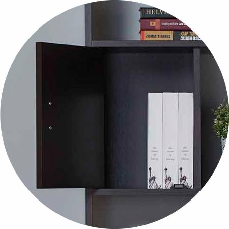 Dwie zamknięte przestrzenie do składowania.