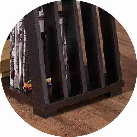 Nohy stolu čtvercového tvaru.