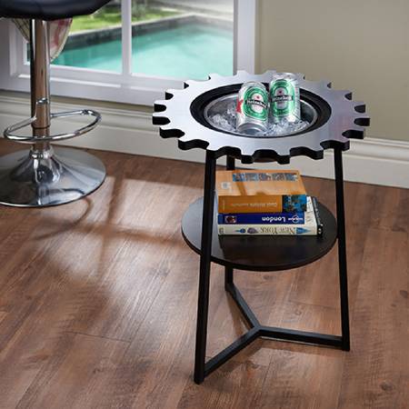 La connexion simple des composants en acier rend cette table d'appoint facile à assembler.