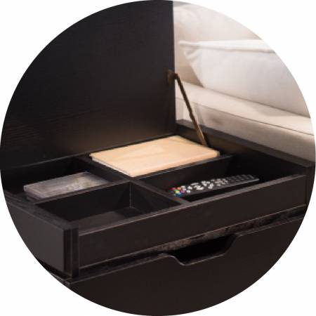 Používá příčky k rozdělení na 4 úložné prostory.