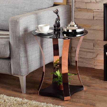 Odkládací stolek se skládá ze zlatavě růžové a černé desky.