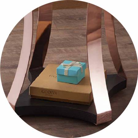 Zajistěte železnou trubku, která se dotýká země, aby byla podlaha chráněna.