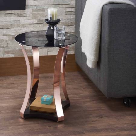 Mesa auxiliar de estilo sencillo con superficie de cristal negro y rosa dorado - Una mesa auxiliar compuesta por tablero en color rosa dorado y negro.