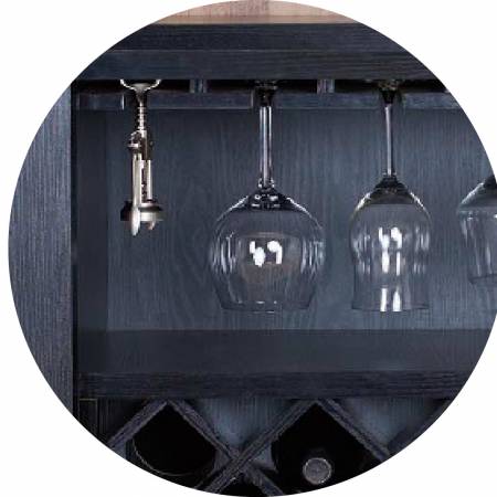 Sörnyitó és üvegpohár felakasztható.