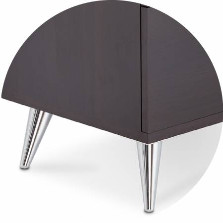 Čtyři válcové nohy rohového stolu.