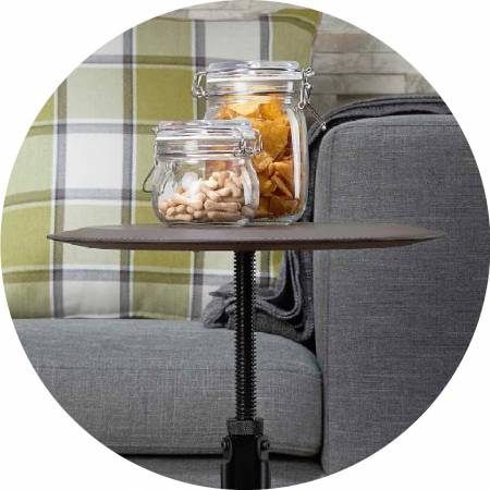 Součástí je šicí nit na ozdobení desky stolu.