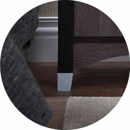 Kovový sedák pro nohy v zářivě barevném provedení.