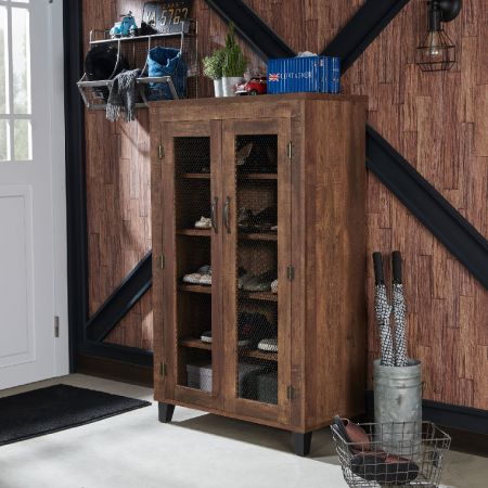 Sono necessarie anche porte a rete per inserire le scarpiere.