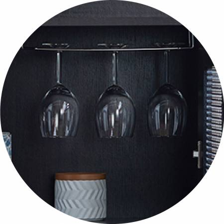 يحتوي على تصميم على شكل كوب معلق.