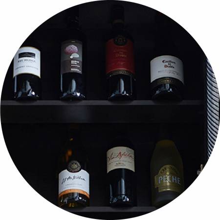 خزانة نبيذ مع مساحة تخزين ثلاثية الطوابق.