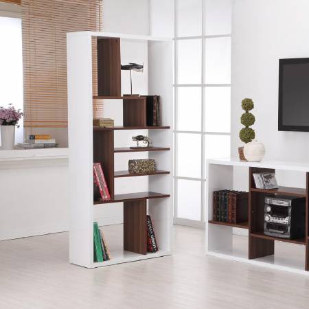 2色を散りばめたスタイルの本棚。