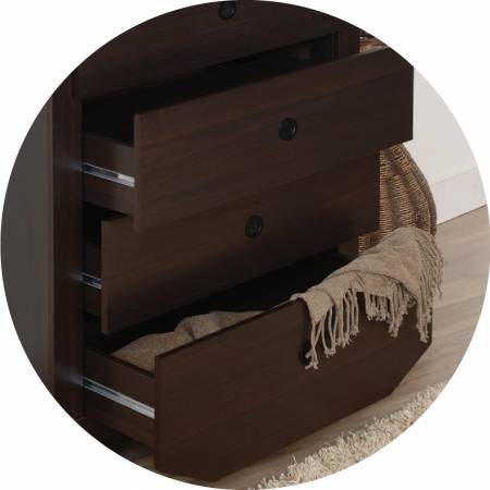 Čtyři bezpečnostní zásuvky.