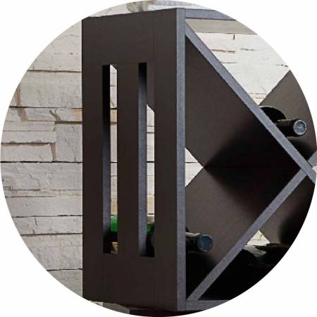 Az oldalán üreges vonalak vannak, amelyek perspektívát jelenthetnek.