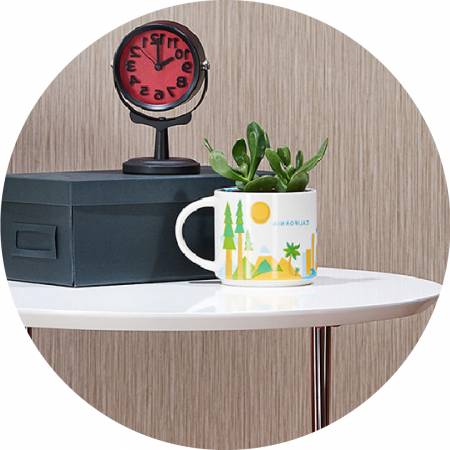 Plateau de table blanc pur.