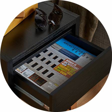 Velikost umožňuje umístění knih a časopisů.