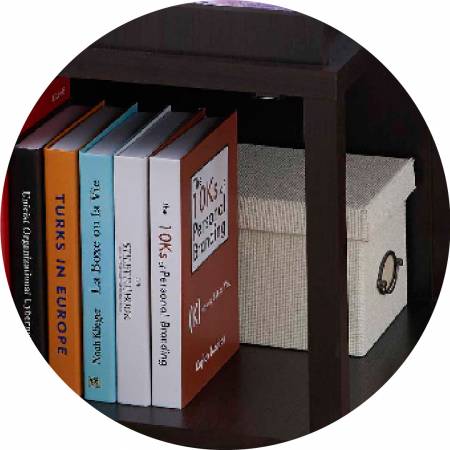 Ve stejné oblasti jsou dvoje dveře, které lze otevřít.