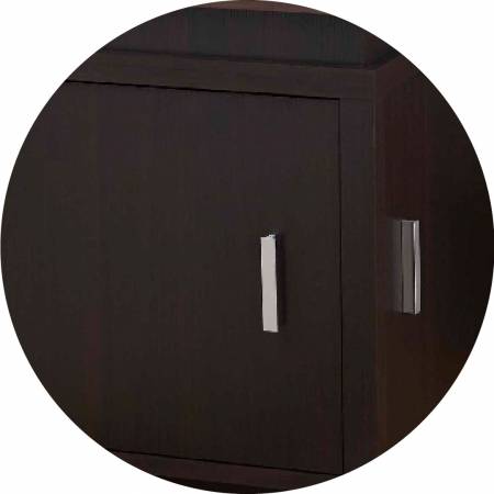 Boční hrana má stylingovou rukojeť ve tvaru T.